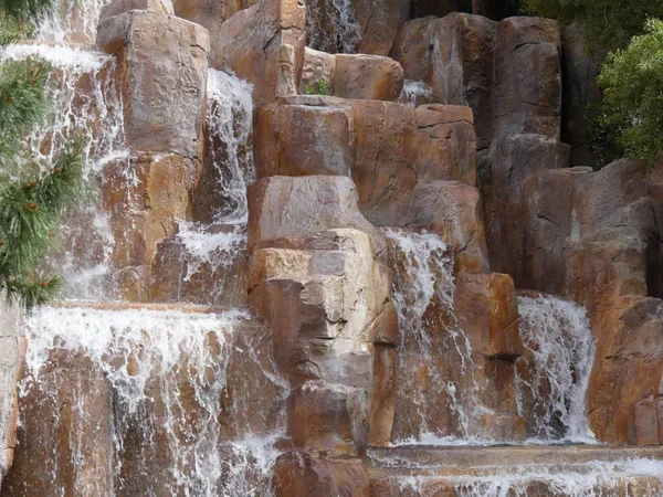 Peyzajlı bir bahçede şelaleler