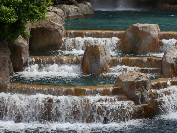 Peyzajlı bir bahçede şelaleler