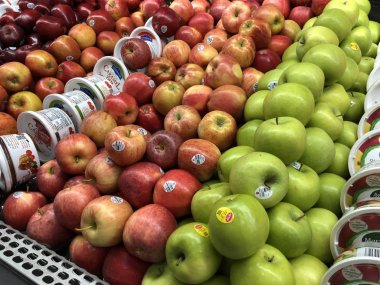 Las Vegas, Nevada--Ağustos 2017: bir mağaza taze Pazar bölümünde görüntülenen yeşil elma çeşitliliği.