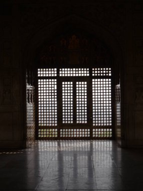 Bir binada pencere kaburgaları aracılığıyla gelen doğal ışık çizgileri