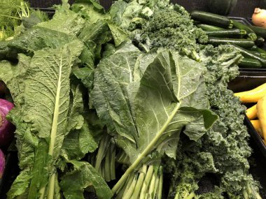 Bir bakkal ekranda taze Çin lahana (pechay)