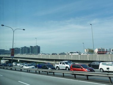 Kuala Lumpur, Malezya--Mart 2018: Kuala Lumpur, Malezya gökdelenler ile erken sabah trafiği. 