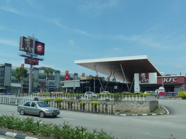  Malacca, Malezya--Şubat 2018: Melaka City, Malezya KFC ve Pizza Hut binaları ile sokak görünümü. 
