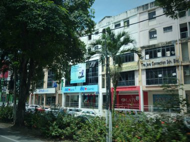 Malacca, Malezya--Şubat 2018: iş kuruluşları ve bankalar Melaka City, Malezya yan görünümü ön. 