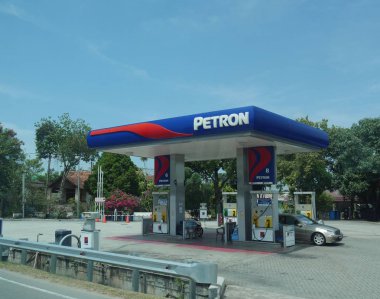 Malacca, Malezya--Şubat 2018: Melaka City, Malezya doldurma bir araba ile bir Petron benzin istasyonu geniş çekim. 
