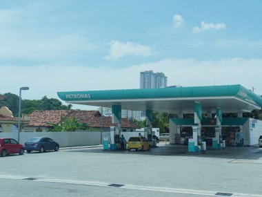 Melaka, Malezya--Şubat 2018: Araçlar Malacca City bir Petronas benzin istasyonunda gaz doldurmak.