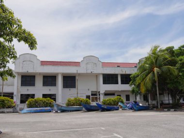 Malacca, Malezya--Şubat 2018: Malakka Boğazı tarafından bir binanın önünde yerleştirilmiş küçük tekneler.