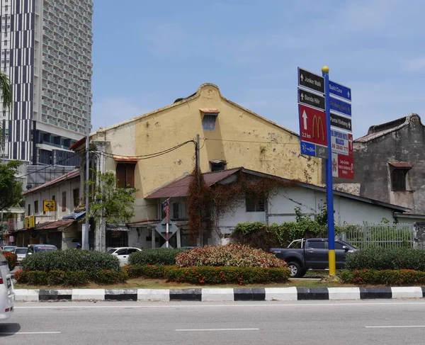 Malaca Malasia Febrero 2018 Señal Direccional Lado Carretera Con Edificios —  Fotos de Stock