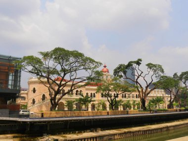  Kuala Lumpur, Malezya--Mart 2018: Ulusal Tekstil Müzesi kule geniş çekim, Kuala Lumpur, Malezya, bir mesafeden ağaçlar tarafından çerçeveli.