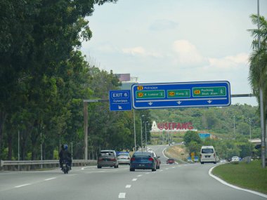 Kuala Lumpur, Malezya--Mart 2018: Cyberjaya, Klang, Puchong Shah Alam ve Kuala Lumpur sarma yolları boyunca yönlü işaretler.
