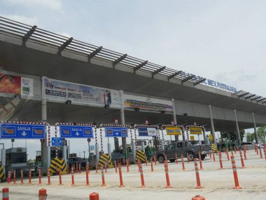 Putrajaya, Malezya--Mart 2018: Putrajaya içinde Plaza Toll MEX yan yukarı bakış, Malezya, araçları ile gidiyor. 