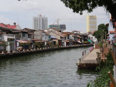 Malacca, Malezya--Şubat 2018: Melaka, Malezya 'daki cazibe merkezlerinin biri olan Melaka Nehri kıyısında eski geleneksel binaların orta yakın yukarı.