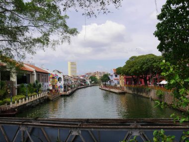 Malacca, Malezya--Şubat 2018: nehir boyunca eski binalar ile, yaya köprüsünde görülen Melaka Nehri görünümü. 