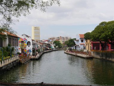 Malacca, Malezya--Şubat 2018: nehir kıyısında eski binalar ile yaya köprüsünde görülen tarihi Melaka Nehri, Melaka 'nın başlıca cazibe merkezlerinin biridir.