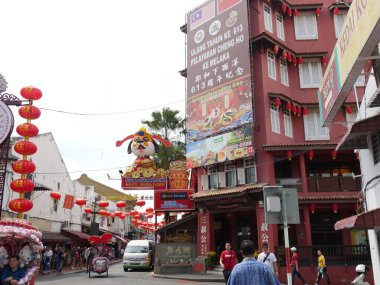 Malacca, Malezya--Şubat 2018: Kavşağı Jonker Street, Malacca en popüler konumlar biri. 
