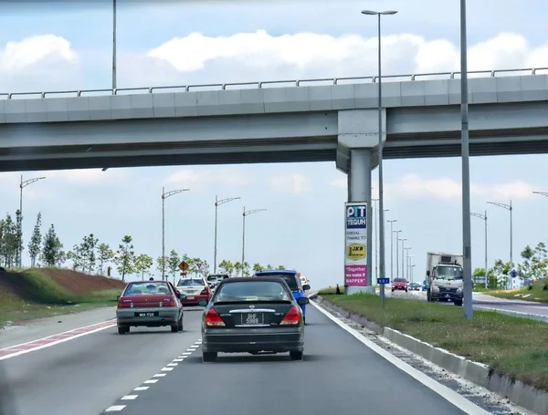 Kuala Lumpur Maleisië Maart 2018 Voertuigen Gaan Onder Een Viaduct — Stockfoto
