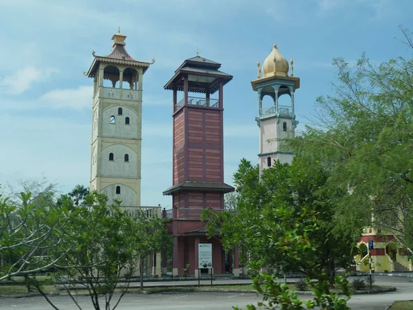 マレーシアのメラカのマラカ ゲートウェイ アーチの近くに3つの塔が並んで立ち マレー インドの3大レースを代表する — ストック写真