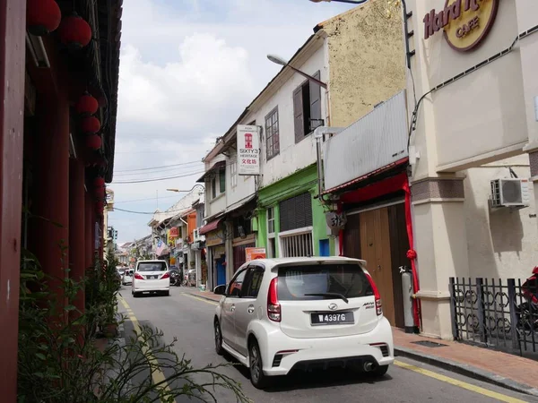 Malakka Malezja Luty 2018 Pojazdy Kursują Jednokierunkowe Jonker Street Dzień — Zdjęcie stockowe