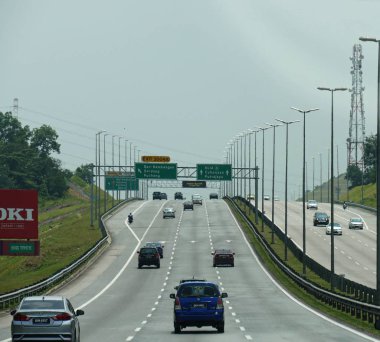 Kuala Lumpur, Malezya--Mart 2018: Araçlar, Kuala Lumpur, Malezya, Klia ve diğer destinasyonlara yön işaretleri ile bir karayolunda zıt yönlerde seyahat.