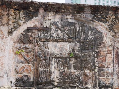Malacca, Malezya--Şubat 2018: tarihi A Famosa Porta de Santiago, Malacca 'da beton üzerine oyulmuş heykeller.