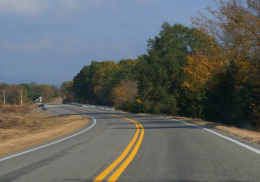 Sonbaharda karayolu üzerinde güzel sahneler 