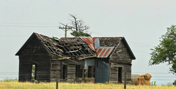 Ερειπωμένο Παλιό Ξύλινο Σπίτι Μια Φάρμα — Φωτογραφία Αρχείου