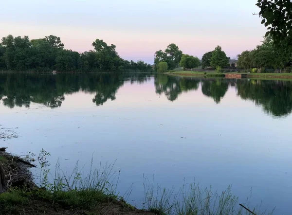 Vista ampla do lago com árvores refletidas nas águas — Fotografia de Stock