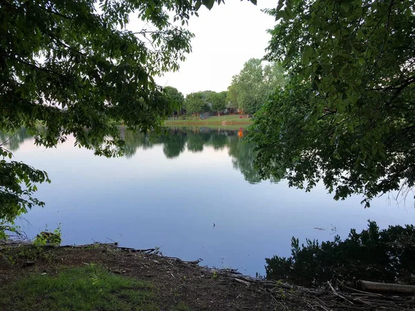 View of the lake framed by trees — Stock Photo, Image