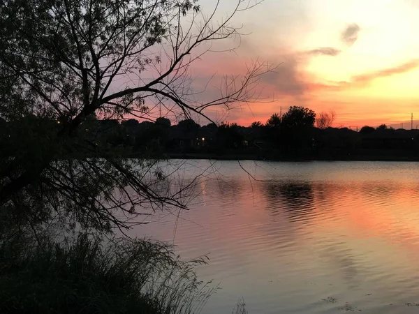 Wunderschöner Sonnenuntergang Der Sich Wasser Eines Sees Spiegelt — Stockfoto