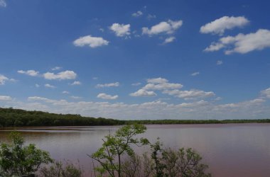 Thunderbird Gölü üzerinde güzel bulutlar, Oklahoma.