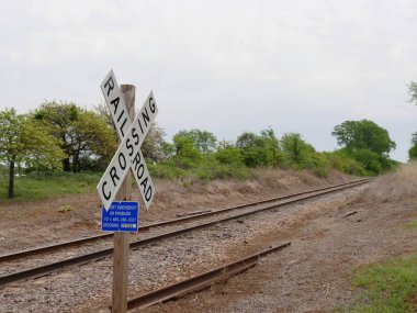 Demiryolundaki bir geçiş tabelasının yan görünümü 