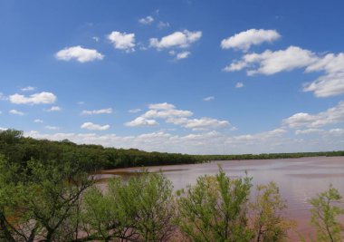 Önünde küçük ağaçlar ile Lake Thunderbird, Oklahoma