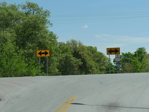 Flechas Direccionales Carretera Una Intersección —  Fotos de Stock