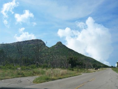 Yol boyunca Wichita Dağları'nın nefes kesen manzarası, Oklahoma.