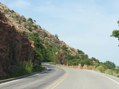 Comanche County, Oklahoma'da Scott Mt. zirvesine giden dolambaçlı yol. 