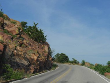 Oklahoma'daki Scott Mt. zirvesine kadar giden yolda keskin dirsek büküm