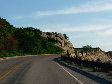 Oklahoma Wichita Dağları'nda Scott Dağı'nın zirvesine kadar doğal dolambaçlı yol. 