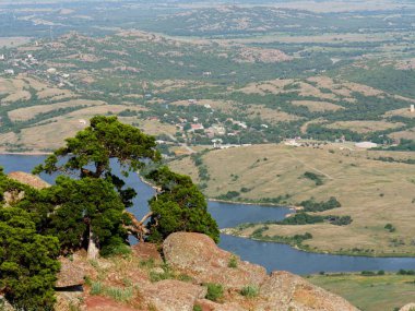Aşağıda Lawtonka Gölü ile Scott Mt. zirvesine bakın. Oklahoma, Amerika Birleşik Devletleri.