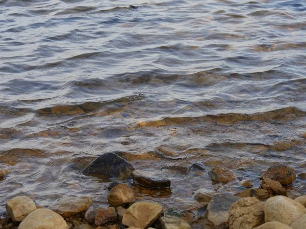 Κοντινό Νερό Που Κυματίασε Στις Πέτρινες Όχθες Της Λίμνης Έλμερ — Φωτογραφία Αρχείου