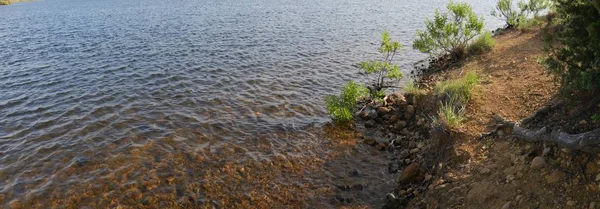 Πανοραμικά Κοντά Νερά Που Κυματίζει Προς Την Όχθη Της Λίμνης — Φωτογραφία Αρχείου