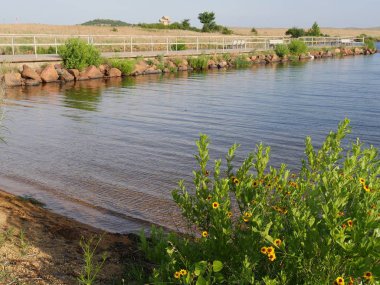 Elmer Thomas Gölü görünümü, Comanche County, Oklahoma arka planda beton bir rıhtım ile.