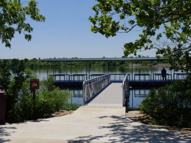 Veteran Gölü, Kükürt, Oklahoma'da tanınmayan bir adamın silueti ile yüzen rıhtım geniş çekim