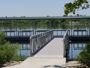 Veteran Gölü, Kükürt, Oklahoma'daki yüzen rıhtımın kapatılması