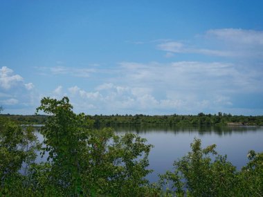 Kükürt Veteran Gölü, Oklahoma yoldan yeşil yaprakları ile çerçeveli