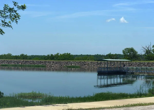 Arka planda rıhtım ile Lake Elmer Thomas yan görünümü, Wichita Dağları, Oklahoma