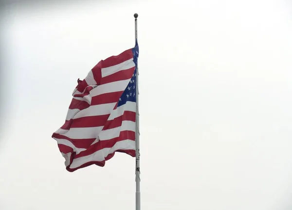 Bandeira Dos Estados Unidos Rolou Torno Pólo Fundo Branco — Fotografia de Stock
