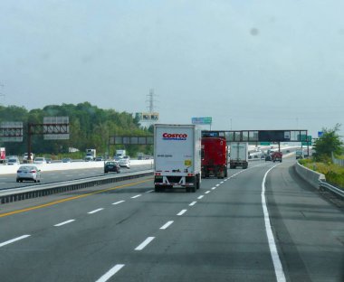 Delaware, Abd- Eylül 2017: Araçlar New York'a giderken yol tarifi ile eyaletler arası karayolu üzerinde seyahat.