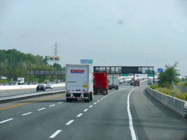 Delaware, Abd- Eylül 2017: Yağmurlu bir günde eyaletler arası karayolu üzerinde seyahat eden araçların orta yakın çekim.