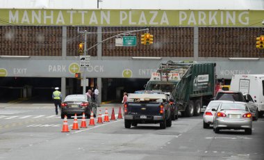 New York City, ABD- Eylül 2017: New York'taki Manhattan Plaza Otoparkı'na park edilen araçlar.