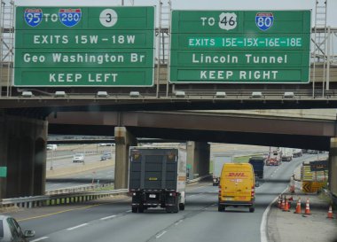 New York City, ABD- Eylül 2017: New York'taki George Washington Köprüsü ve Lincoln Tüneli'ne giden yol tarifiile üst geçitte yön işaretleri.